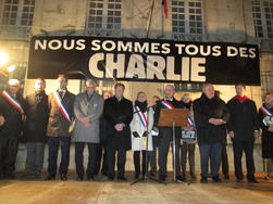 Rassemblement solidarité Place Gustave Héon à Bernay