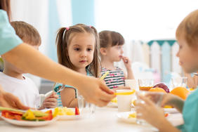 Assurer à chaque enfant des repas abordables et équilibrés à l’école : la Cantine à 1€