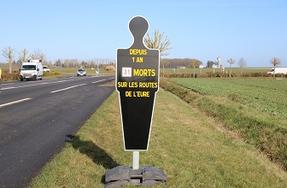 Installation de silhouettes noires sur le bord des routes de l’Eure
